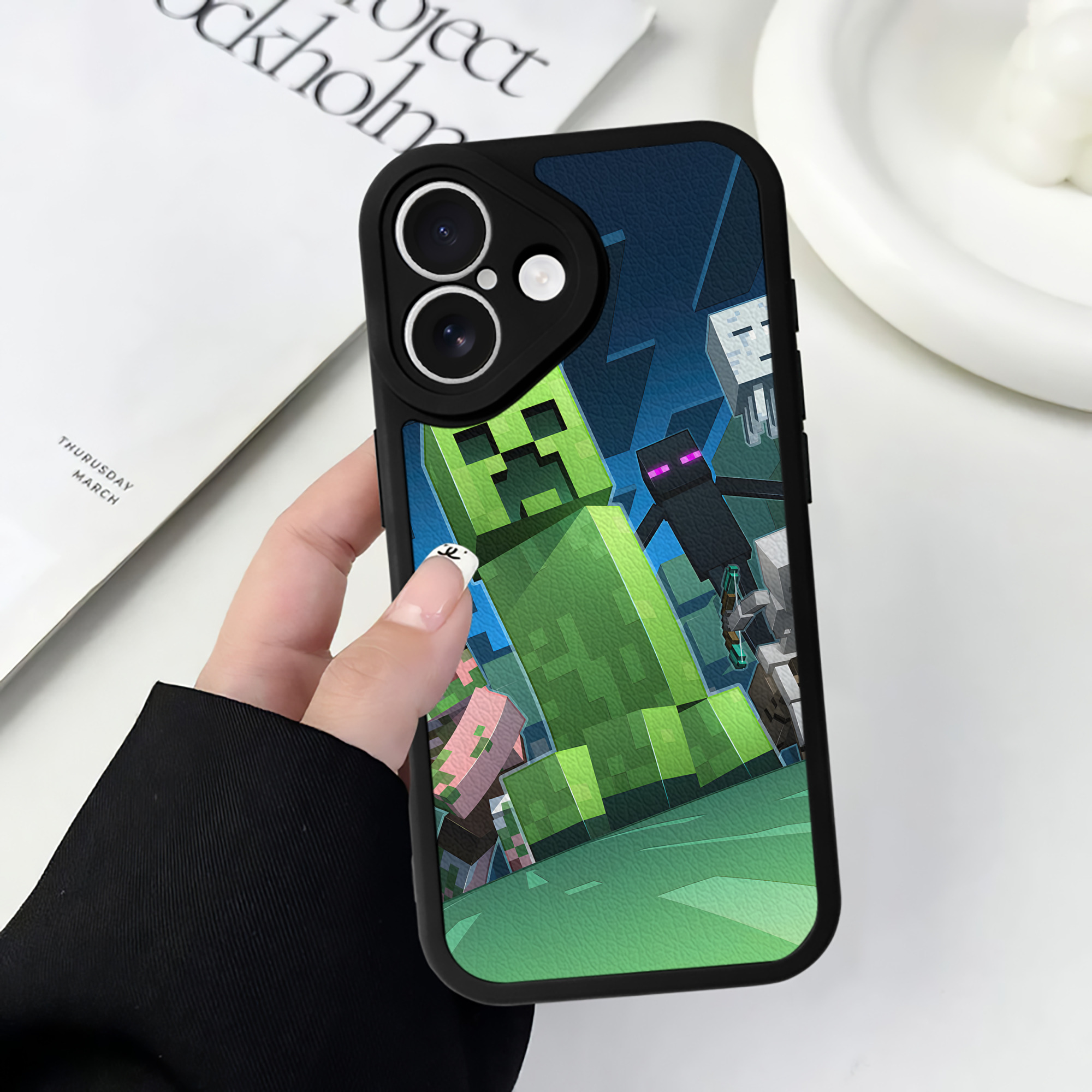 （画像用） マインクラフト ブロックの世界 Minecraft MC Block world 【iPhone 16シリーズ対応】シリコンスマホケース（レザー調） 材質：シリコン